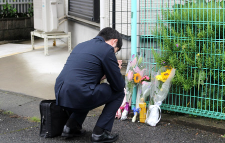 現場に献花に訪れた丸茂豊さん＝２８日午前、川崎市