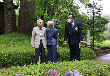 日光田母沢御用邸記念公園の庭園を散策される上皇ご夫妻。右端は２００１年に植えたイチイの木＝２８日午後、栃木県日光市（代表撮影）