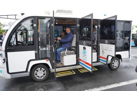 自動運転バスに試乗する地域住民ら＝２８日、横浜市