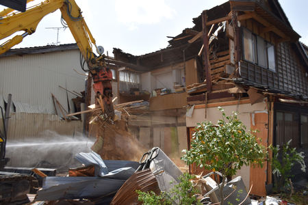 能登半島地震、重機により解体される被災家屋＝４月１７日、石川県穴水町