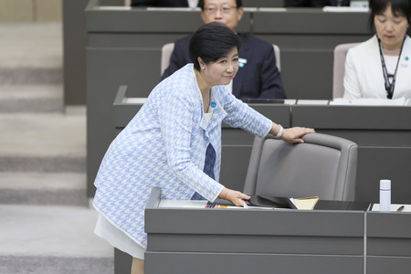 東京都議会の定例会に臨む小池百合子知事＝２９日午後、東京都新宿区