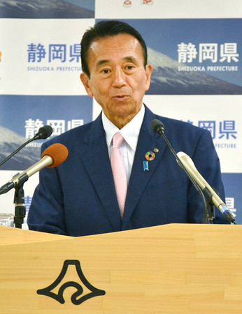 就任記者会見に臨む静岡県の鈴木康友新知事＝２９日午後、同県庁