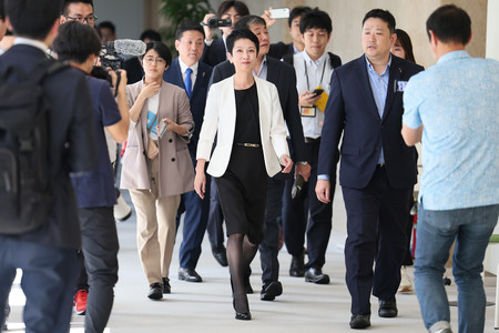 東京都議会を訪れた立憲民主党の蓮舫氏（中央）＝２９日午後、東京都新宿区