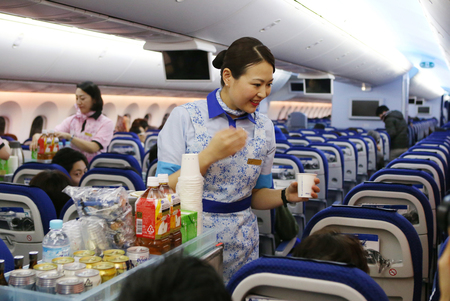 全日空の機内でサービスを行う客室乗務員（資料）