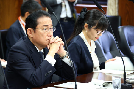 参院内閣委員会で質問を聞く岸田文雄首相（左）。右は加藤鮎子こども政策担当相＝３０日午前、国会内