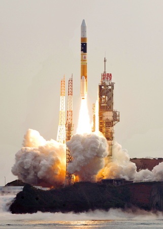 打ち上げられた金星探査機「あかつき」を搭載したＨ２Ａの１７号機＝２０１０年５月、鹿児島・種子島