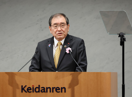 経団連の定時総会であいさつする十倉雅和会長＝３１日午後、東京・大手町の経団連会館