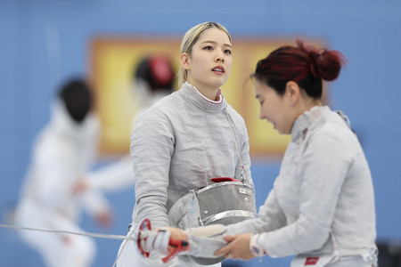 フェンシングの公開練習で汗を流す女子サーブルの江村美咲（左）＝３１日、東京都北区の味の素ナショナルトレーニングセンター