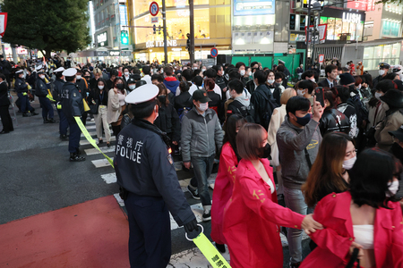 ハロウィーンを迎え、多くの人で混雑する東京・渋谷のスクランブル交差点＝２０２２年１０月、東京都渋谷区