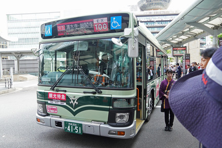 京都市で６月１日から運行を始めた京都駅から主要観光地に直行する「観光特急バス」＝１日午前、京都駅前