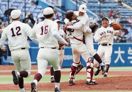 慶大に勝って優勝を決め、喜ぶ早大ナイン＝２日、神宮球場