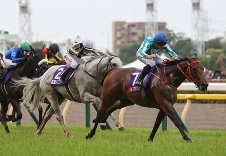 第７４回安田記念を制したジェームズ・マクドナルド騎乗のロマンチックウォリアー（右）＝２日、東京競馬場