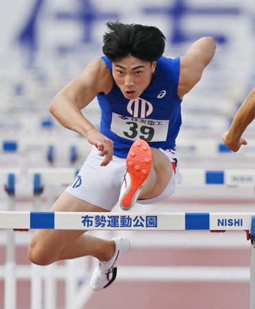 男子１１０メートル障害決勝で力走する阿部竜希＝２日、鳥取・ヤマタスポーツパーク陸上競技場