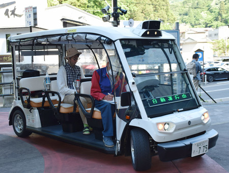 福井県永平寺町の遊歩道を走行する自動運転「レベル４」の車両＝５月２５日