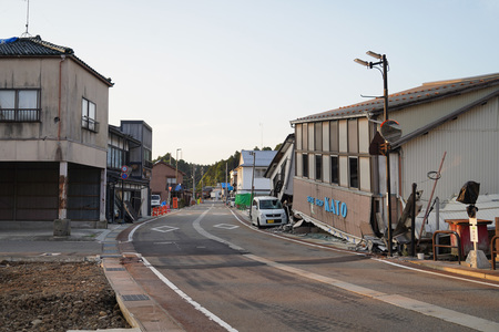 能登半島地震で、建物が倒壊したままの商店街＝５月２９日、石川県穴水町