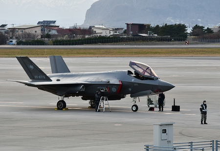 航空自衛隊のステルス戦闘機「Ｆ３５Ａ」＝２０２１年１２月、北海道函館市