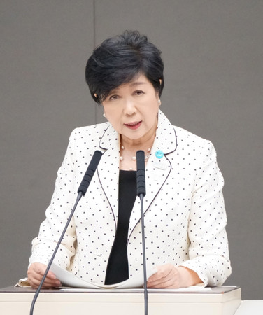 東京都議会で答弁する小池百合子知事＝４日午後、東京都新宿区