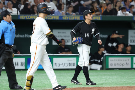 ３回、巨人の泉口に適時打を打たれたロッテ先発の小島（右）＝４日、東京ドーム