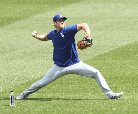 パイレーツ戦の試合前にキャッチボールするドジャースの大谷＝４日、ピッツバーグ