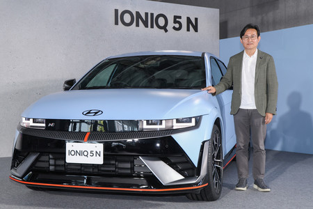 新型の電気自動車（ＥＶ）「ＩＯＮＩＱ　５Ｎ（アイオニック　ファイブエヌ）」を紹介する現代自動車日本法人の趙源祥社長＝５日、横浜市