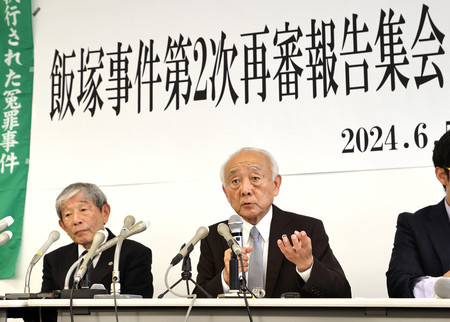 飯塚事件の再審請求が棄却され、記者会見する徳田靖之弁護士（右）。左は岩田務弁護士＝５日午前、福岡市中央区