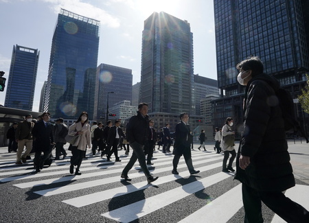 東京都内の横断歩道を渡る通勤客ら（ＥＰＡ時事、資料写真）