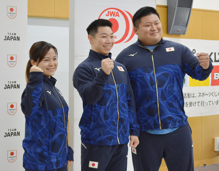 記念撮影でポーズを取る重量挙げパリ五輪代表選手。（左から）女子４９キロ級の鈴木梨羅、男子７３キロ級の宮本昌典、同１０２キロ超級の村上英士朗＝６日、東京都北区