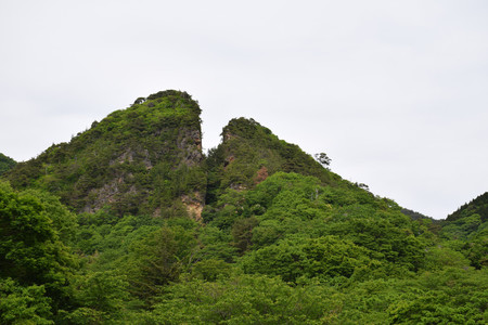 「佐渡島（さど）の金山」の象徴的な採掘跡「道遊の割戸（どうゆうのわりと）」。掘り進むうちにＶ字形に割れたような姿になった＝５月１５日、新潟県佐渡市