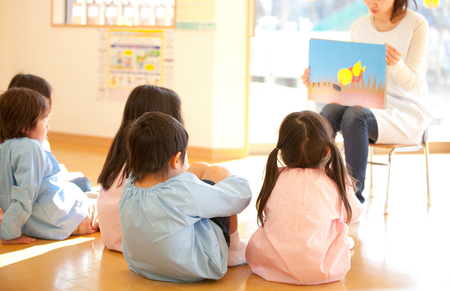 保育所で過ごす子どもたち（資料写真）