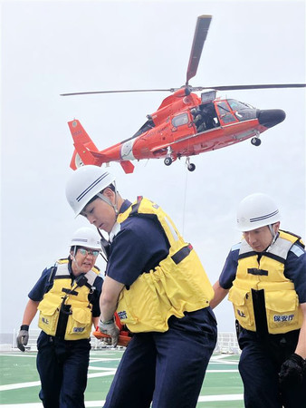 合同訓練する海上保安庁職員と米沿岸警備隊のヘリコプター＝６日（海上保安庁提供）