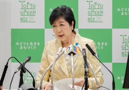 定例記者会見をする東京都の小池百合子知事＝７日午後、都庁