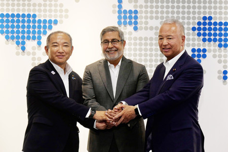 日本の開発拠点を視察し、自民党の甘利明氏（右）、本村賢太郎相模原市長（左）と握手する米マイクロン・テクノロジーのメロートラ最高経営責任者（ＣＥＯ）＝７日午後、相模原市