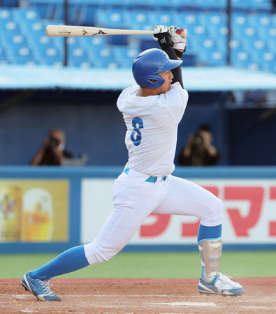 春季リーグ戦で安打を放つ青学大の西川＝５月１６日、神宮球場