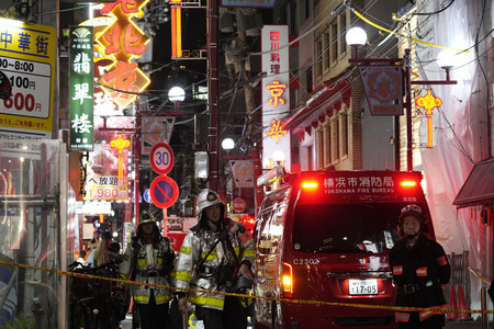 中華街の火災現場に駆け付けた消防隊員ら＝７日午後、横浜市