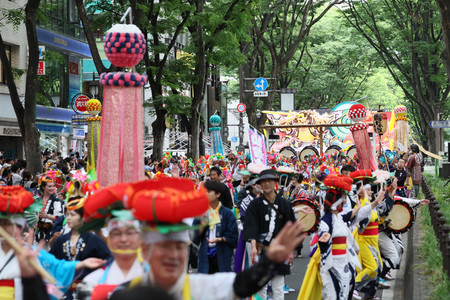 東日本大震災からの復興を願い行われた「東北絆まつり」のパレード＝９日午後、仙台市青葉区