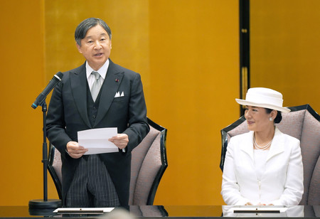 日本芸術院賞授賞式であいさつされる天皇陛下と皇后さま＝１０日午前、東京都台東区の日本芸術院会館（代表撮影）