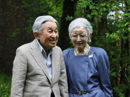 日光田母沢御用邸記念公園の庭園を散策される上皇ご夫妻＝５月２８日、栃木県日光市（代表撮影）