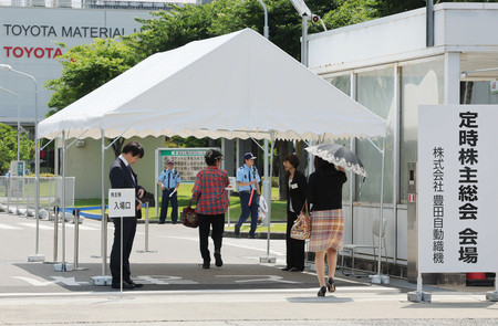 豊田自動織機の定時株主総会に向かう株主ら＝１１日、愛知県高浜市