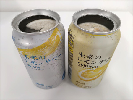 アサヒビールが発売した輪切りのレモン入り缶酎ハイ「未来のレモンサワー」＝７日、東京都千代田区