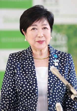 記者団の取材に応じる東京都の小池百合子知事＝１１日午後、都庁