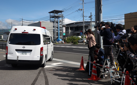 送検のため飯塚紘平容疑者を乗せて滋賀県警大津北署を出る車両＝１０日、大津市