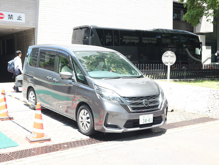 貸金業法違反容疑で逮捕された伊藤輝代子容疑者を乗せたとみられる車両＝１１日午前、東京都千代田区