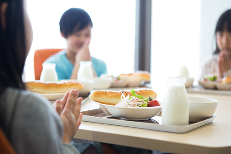 小学校での給食（資料写真）