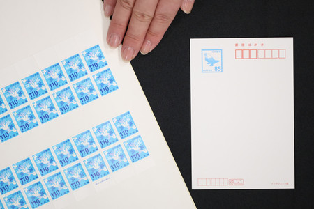 郵便料金が値上げされるのに伴い、発表された１１０円切手と８５円はがき＝１３日、東京都千代田区