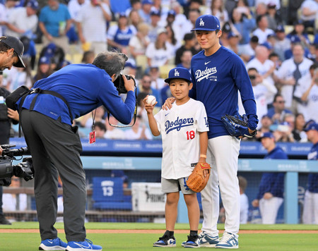 始球式に参加した少年と写真に納まるドジャースの山本（右）＝１３日、ロサンゼルス