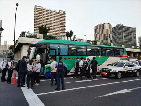 切り付け事件があったバスを調べる警視庁の捜査員＝１４日午後、東京都港区