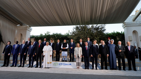 記念撮影に応じる先進７カ国（Ｇ７）と招待国の首脳ら＝１４日、イタリア南部ファサーノ（ＡＦＰ時事）