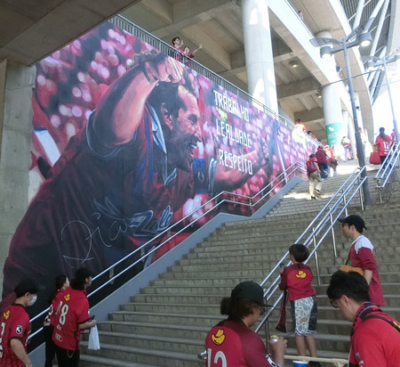 ジーコ氏が描かれた巨大な壁画＝１６日、茨城・カシマスタジアム