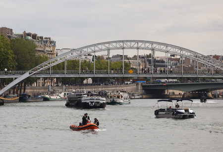 開会式に向けて、セーヌ川で行われた船の運航テスト＝１７日、パリ