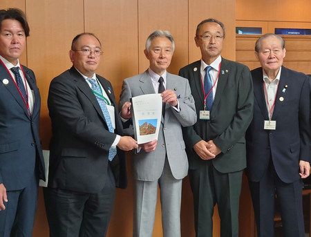 盛山正仁・文部科学相（中央）に要望書を手渡す新潟県の橋本憲次郎副知事（左から２人目）ら＝１８日午前、文科省